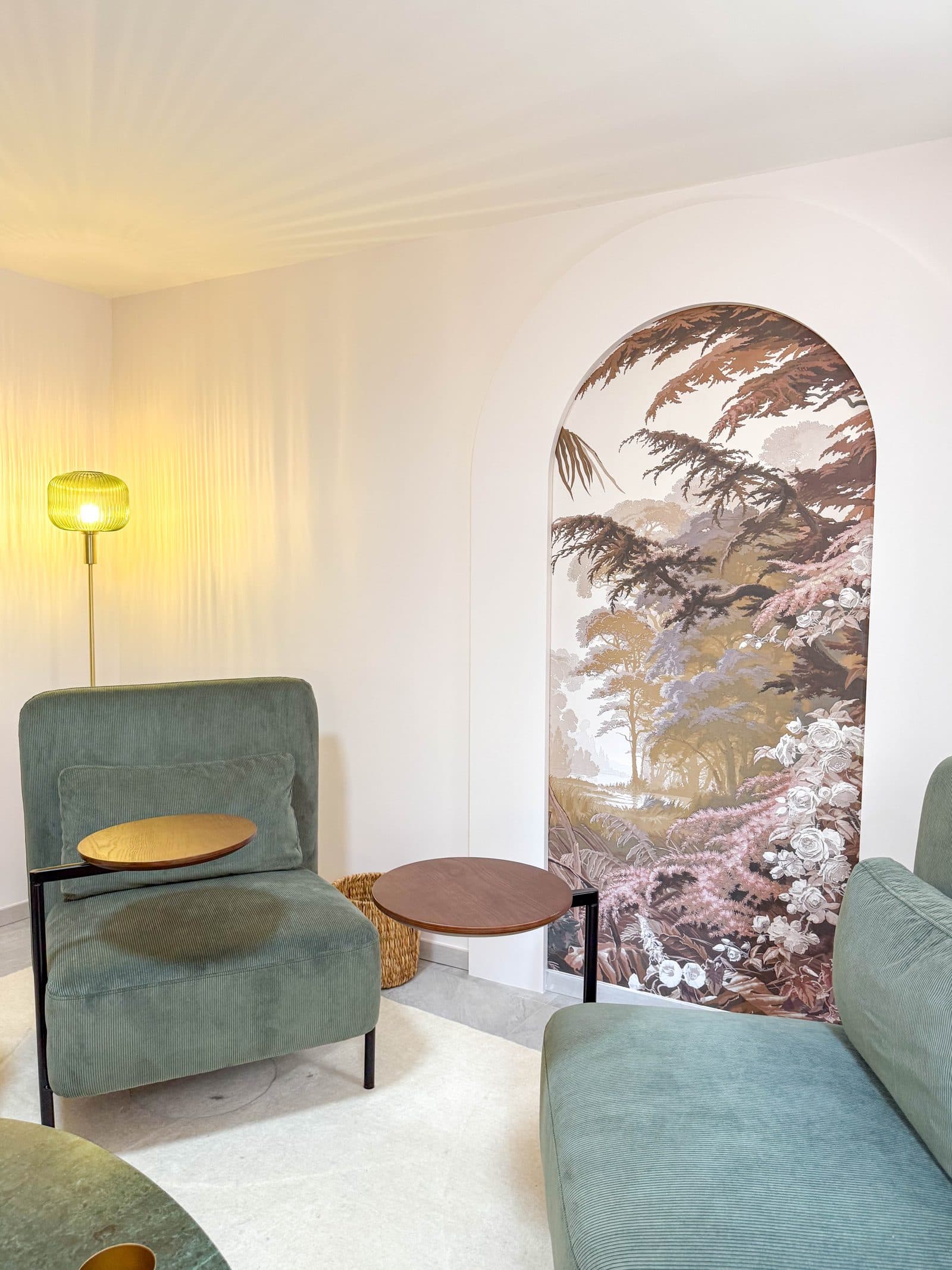 Niche en arche et fauteuils sauge du cabinet à Castres