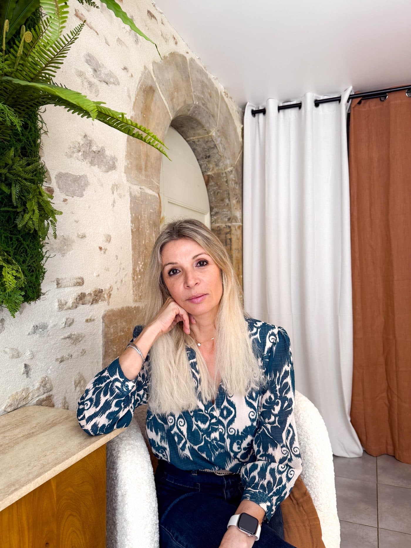 Séverine Paulin, naturopathe, dans son cabinet à Castres devant un mur végétal